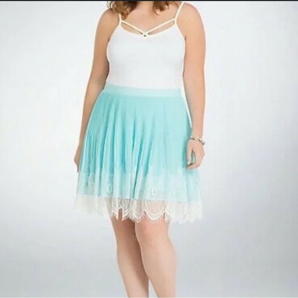 Beautiful lace torrid skirt